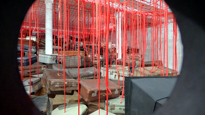 galerie daniel templon, chiharu shiota, small room, art contemporain, valise, fils, franz kafka