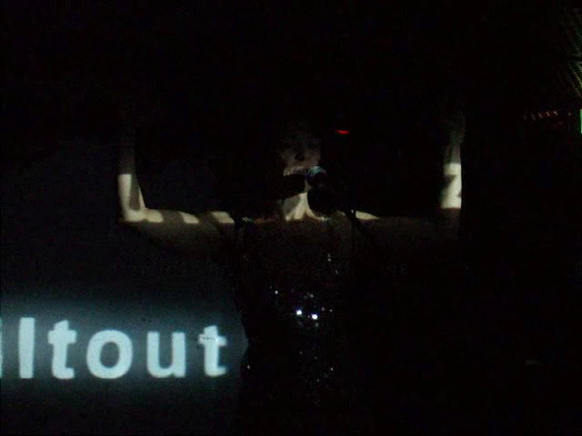 dimanche rouge, 11, performances