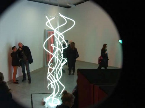 maison rouge, néon, who s afraid of red yellow and blue