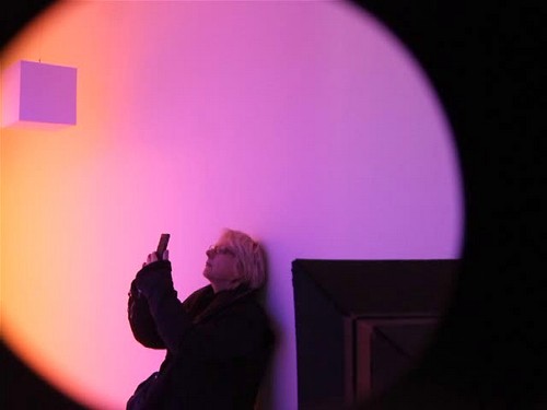 maison rouge, néon, who s afraid of red yellow and blue