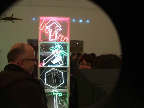 maison rouge, néon, who s afraid of red yellow and blue